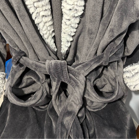 NWOT Carole Hochman women’s gray, long plush wrap robe, Size Large - Picture 10 of 15